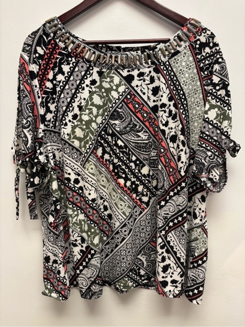4 for $25 ✨Roz & Ali Patterned Embellished Neck Top (Size 3x) ✨